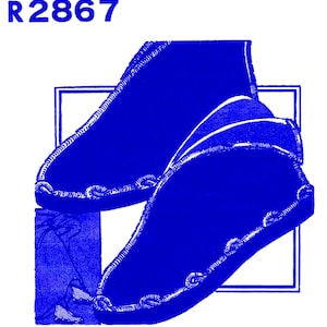 Puede incluir: Un par de mocasines azules con un detalle de puntada decorativa. Los mocasines se muestran en un marco blanco con el texto "R2867" sobre el marco.