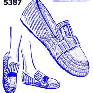 Op de afbeelding: Een blauwe lijntekening van een paar gehaakte pantoffels. De pantoffels hebben een strik aan de bovenkant en een gesloten neus. De afbeelding is gelabeld met "5387" en "SLIPPERS IN CROCHET".