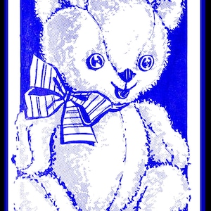 Könnte beinhalten: Eine blaue und weiße Illustration eines Teddybären mit einer gestreiften Schleife. Der Text "5594-T" und "LOVALBE TEDDY APPROXIMATE HEIGHT - 32" ist über dem Bären gedruckt.