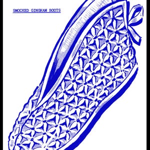 以下が含まれることがあります： 青と白のギャザーを寄せたギンガムチェックのブーツで、花柄が施されています。模様は、青い背景に小さな白い花が並んでいます。ブーツは、つま先が尖っていてかかとが閉じられたスリッパタイプです。ブーツの上には「SMOCKED GINGHAM BOOTS」という文字が印刷されています。画像の上部には「5304」という数字が印刷されています。