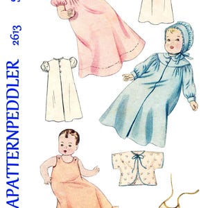 Op de afbeelding: Vintage illustratie van een patroon voor babykleding. De afbeelding toont tekeningen van babyjurken, een muts, een slabbetje en een luierbroekje. De tekst "SIZE 20" en "2613" zijn zichtbaar. De woorden "APATTERN PEDDLER" zijn ook aanwezig.