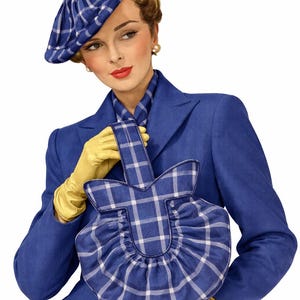 Könnte beinhalten: Ein Vintage-Ensemble mit blau kariertem Hut, Schal und Handtasche. Die Handtasche hat eine einzigartige Form und Rüschendetails. Das Outfit wird durch einen blauen Blazer und gelbe Handschuhe ergänzt, was einen koordinierten Look ergibt.