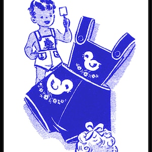 Könnte beinhalten: Ein Vintage-Schnittmuster für Kinder-Sonnenanzüge. Das Muster ist blau und weiß und zeigt eine Comic-Ente. Das Muster ist mit "Pattern 909 Sunsuits" beschriftet.