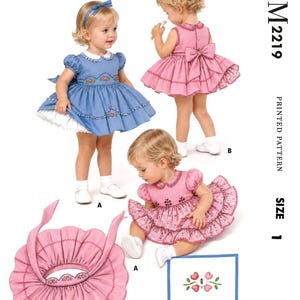 Può includere: Un modello per una pettiblouse e una gonna con bottoni per bambini piccoli. L'immagine mostra un vestito blu con ricami floreali, un vestito rosa con un grande fiocco e una gonna rosa. Il testo sull'immagine recita "Toddlers' Pettiblouse and Button-on Skirt" e "M2219".
