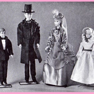 Puede incluir: Un conjunto de cuatro muñecas vestidas con ropa vintage. Las muñecas son una novia, un novio, una dama de honor y un padrino. La novia lleva un vestido blanco con un velo largo, el novio lleva un traje negro con un sombrero de copa, la dama de honor lleva un vestido rosa y el padrino lleva un traje negro con una corbata de lazo.