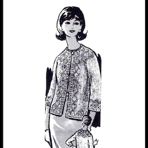 Może przedstawiać: Czarno-biała ilustracja kobiety w dzianinowej kurtce. Obraz zawiera tekst "Design 7444" i "Knitted Jacket". Kurtka ma szczegółowy wzór i jest zapinana na guziki. Mniejsza ilustracja kurtki znajduje się poniżej.