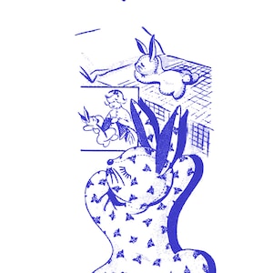 Puede incluir: Ilustración azul y blanca de un conejo con un patrón de estrellas. El conejo está sentado con las orejas levantadas y las patas cruzadas. La ilustración es de un patrón de costura vintage, Diseño 7248.