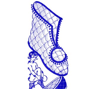 Op de afbeelding: Een blauwe en witte illustratie van een gewatteerde pantoffel met een klein persoon die hem aantrekt. De tekst "Design 603" staat bovenaan de afbeelding.