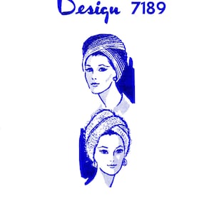 Op de afbeelding: Blauwe en witte illustratie van twee vrouwen met gehaakte en gebreide tulbanden. De tekst "Design 7189" staat bovenaan, met "CROCHETED AND KNITTED TURBANS" onderaan. De tulbanden hebben gedetailleerde patronen.