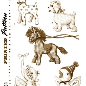 Peut inclure: Un patron de couture vintage pour cinq jouets en peluche&nbsp;: un cerf, un chien, un cheval, un canard et un poussin. Le patron est imprim&eacute; sur une seule feuille de papier et comprend des instructions pour la fabrication de chaque jouet. Le patron est intitul&eacute;&nbsp;&laquo;&nbsp;Jouets en peluche&nbsp;&raquo; et comprend les hauteurs approximatives de chaque jouet en pouces.