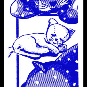 Könnte beinhalten: Eine blaue und weiße Illustration von drei Katzen. Die oberste Katze trägt einen Hut mit Sternen. Die mittlere Katze ist weiß und liegt auf dem Boden. Die unterste Katze trägt einen Hut mit Sternen und schaut nach links.