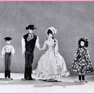 Può includere: Immagine in bianco e nero di quattro bambole vintage. Due bambole sono vestite con abiti da cowboy, una con un vestito a fantasia floreale e un'altra con un abito lungo con fantasia bianca e nera. Tutte le bambole sono su supporti neri.