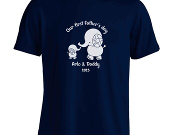 Nuestra primera camiseta del Día del Padre. Regalo personalizado para papá de parte de su hijo o hija. Regalo de bebé y papá con diseño de elefante. Lindo recuerdo sentimental. 7286