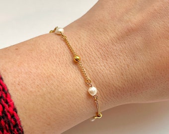 Freshwater pearl beaded bracelet, gold plated satellite chain