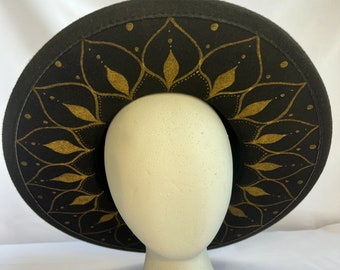 Mandala nero e oro Dipinto a mano Cappello a tesa larga