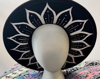 Cappello a tesa larga verniciato su misura nero e argento