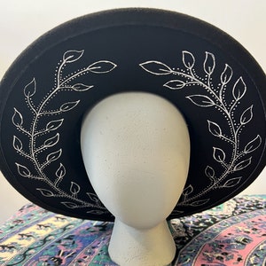 Sombrero pintado a medida black & silver vines