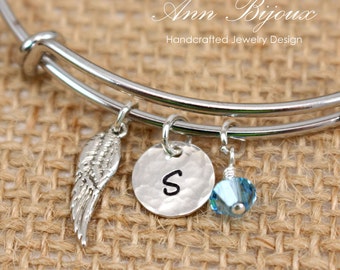 Bracelet jonc aile d'ange initiale gravée : bracelet à breloques en argent sterling