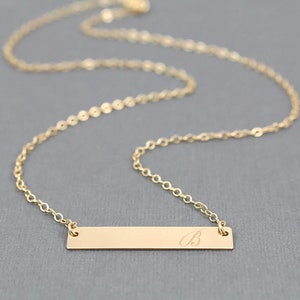 Collana con barretta personalizzata in oro 14 carati: targhetta con nome inciso