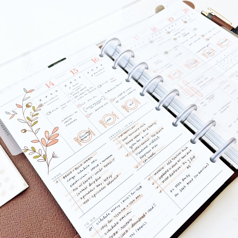 Peut inclure: Un planneur hebdomadaire avec un motif floral sur la page de gauche. La page de droite contient une liste de courses &agrave; faire, notamment de l'engrais, des soins de la peau et un nouveau lavage de voiture. Le planneur est dot&eacute; d'un classeur argent&eacute; &agrave; anneaux.