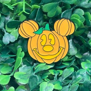 Mickey Mouse Pumpkin Enamel Pin – Disney Halloween Jack O Lantern Pin – Spooky Cute Fall Pin – Trick or Treat Disney Pin