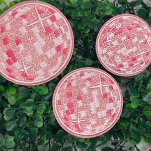 Può includere: Tre toppe ricamate con glitter rosa e rosso a forma di cerchio. Le toppe hanno un motivo a scacchi.