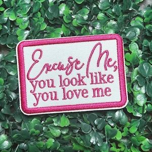 Puede incluir: Parche de plancha bordado en rosa y blanco con el texto "Excuse Me, you look like you love me".