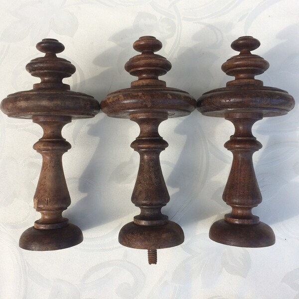 Große antike Newel Post Finials Set von drei Französisch antike gedreht Holz Finials architektonische narettete Holz, gefunden und ausgepeitscht