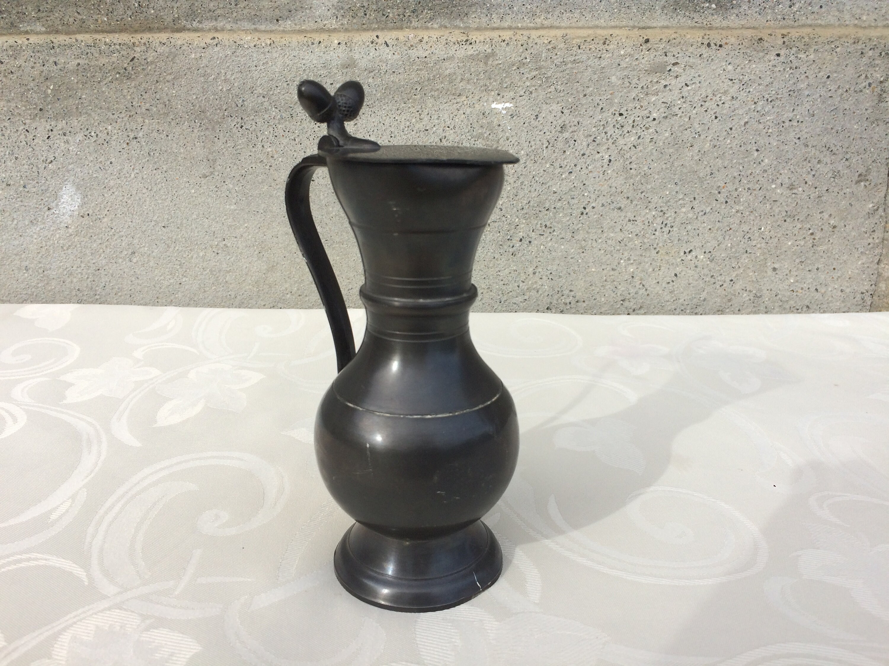 Petit Pichet à Vin en Étain Vintage ou d'eau, Ornement Français avec Décor de Gland, Trouvé et Fouet