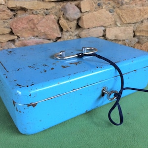 Vintage Blaue Metall Geldkassette, Shabby Chic Tragbar und abschließbar sicher
