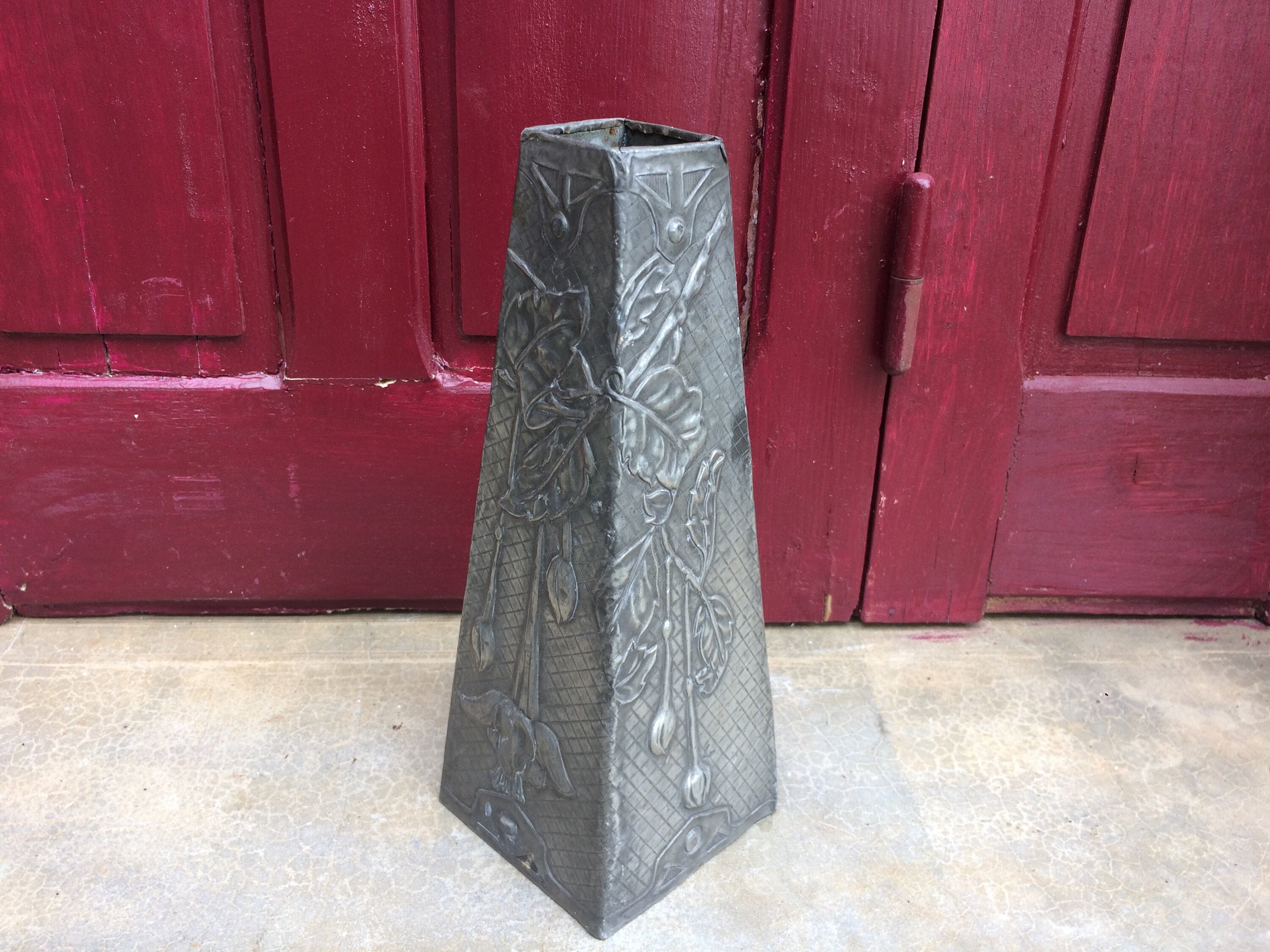 Vase Art Déco Français Vase à Fleurs en Étain Antique, Décor de Centre Gothique Déco, Trouvé et Foue