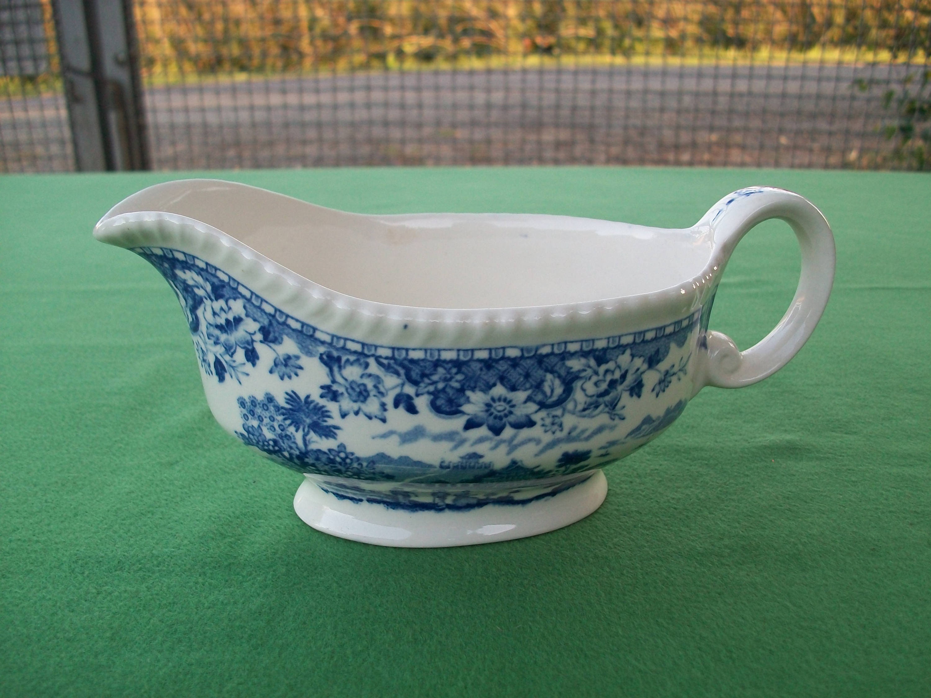 Mid Century Blue & White China Gravy Boat ou Sauce Boat, English By Wood & Sons, Seaforth Pattern, F