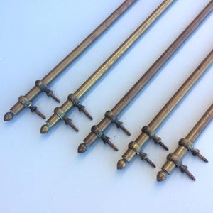 Barra de cortina de latón francés antiguo de 29&quot; con presillas de fijación, barra de escalera, estante para ollas