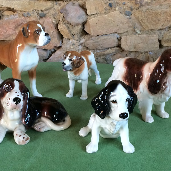 Collection de cinq statues de chiens, figurines en porcelaine de collection, trouvées et fouettées