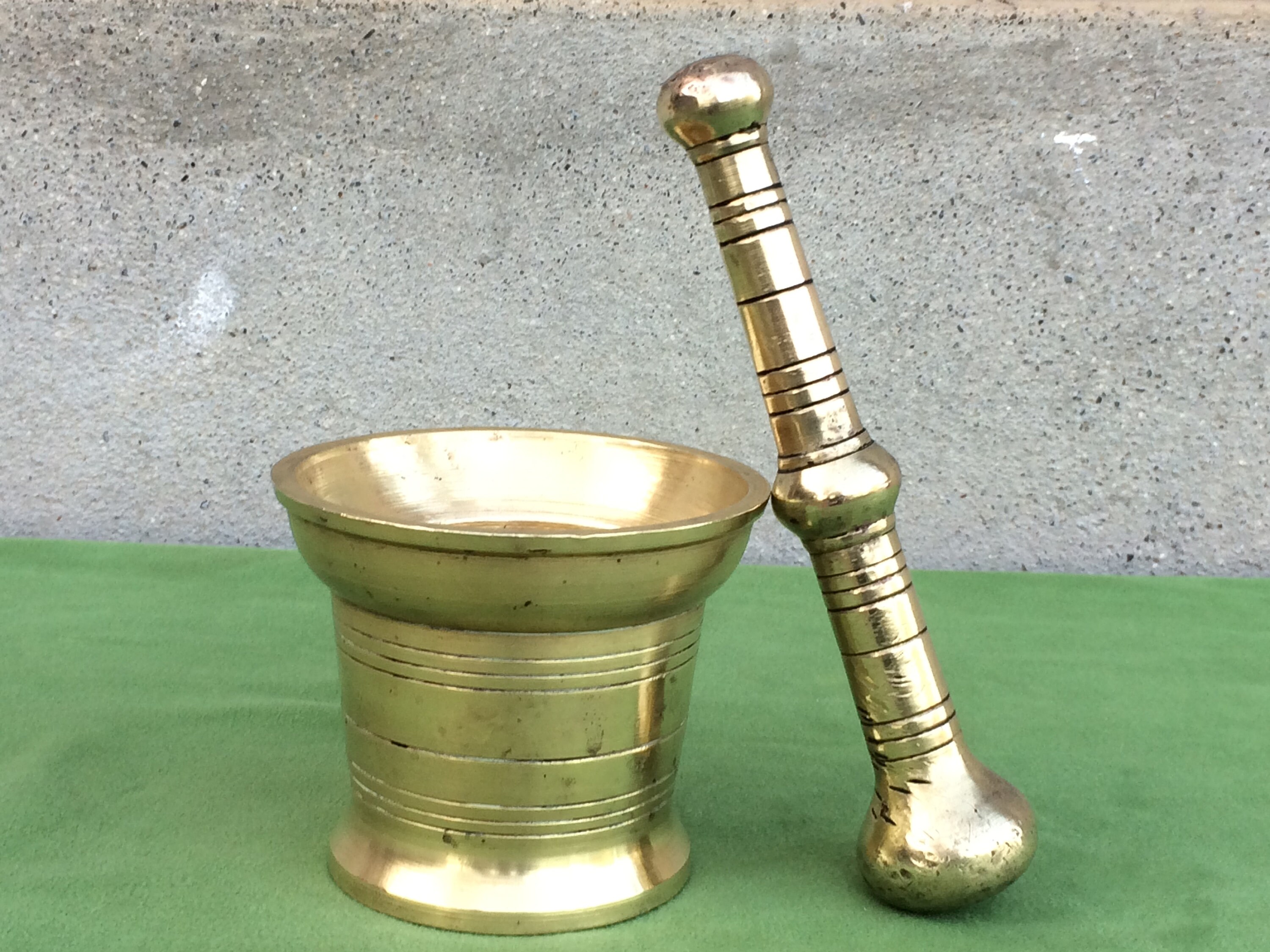 Mortier et Pilon, Broyeur d'herbes en Laiton Antique ou d'épices, Trouvé Fouetté