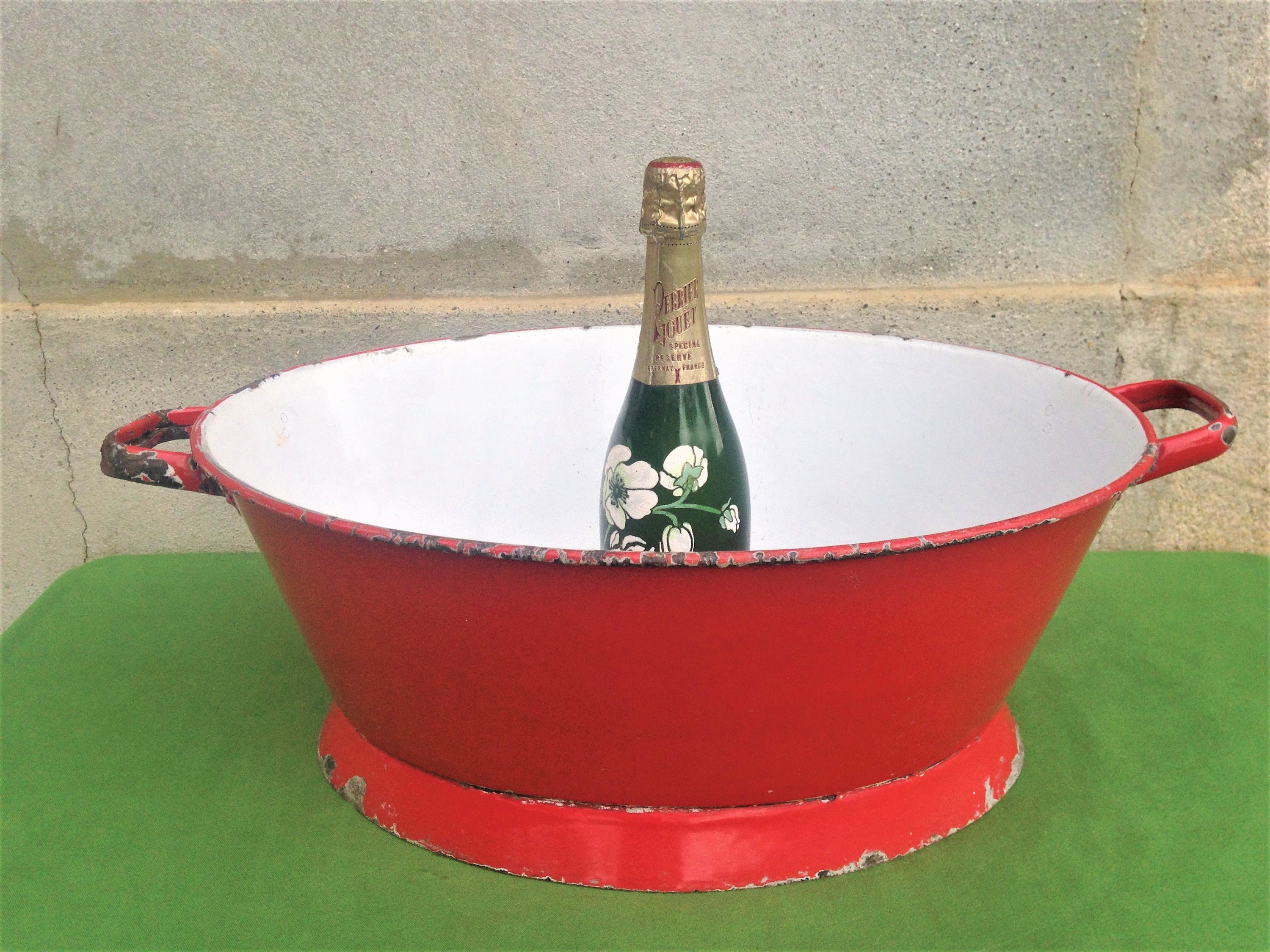 Bol ou Lavabo en Émail, Grand Bol Émail Rouge, Trouvé et Fouetté