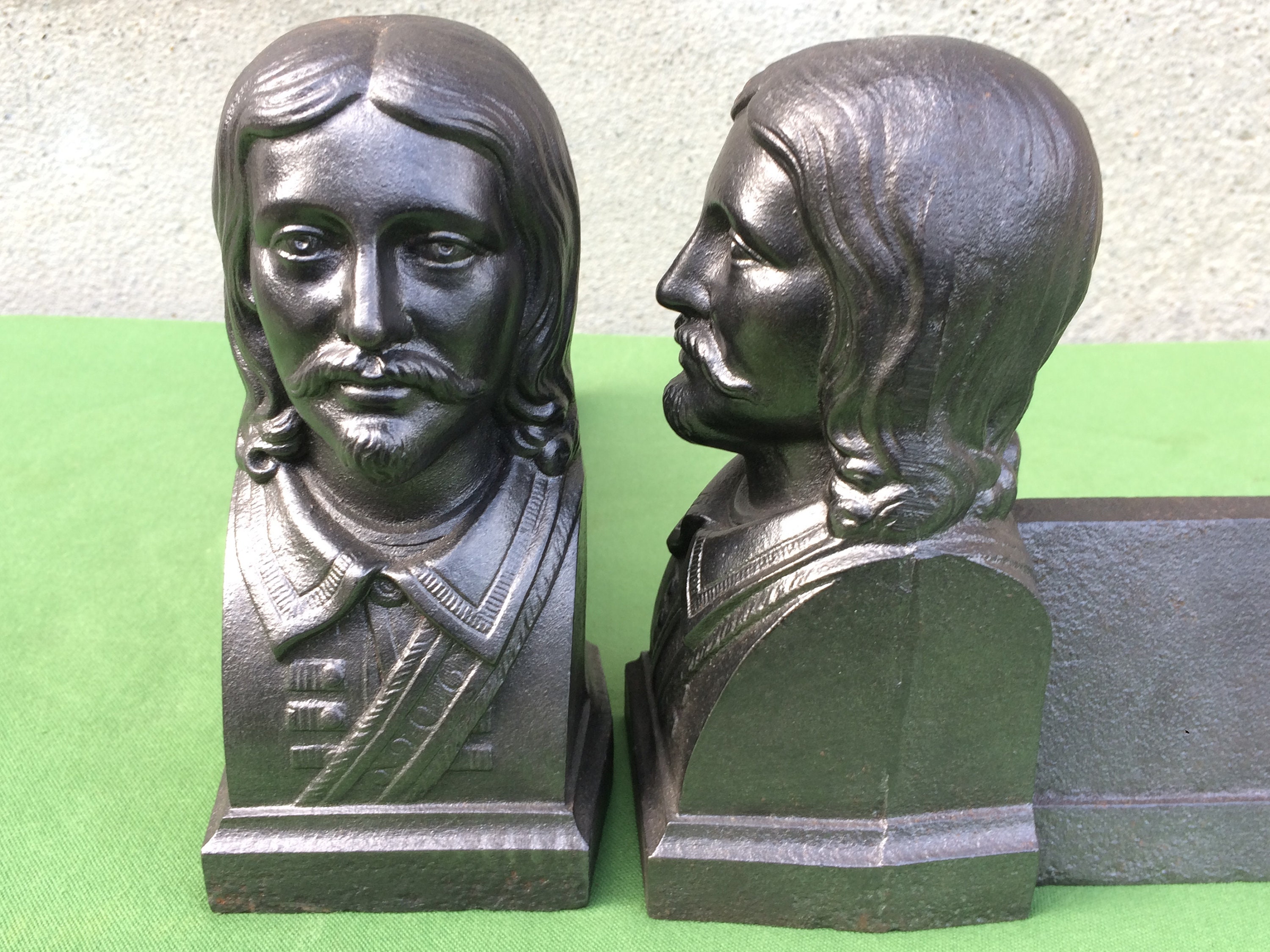 Ancien Andirons Cast Iron Firedogs ou Chenets, Cheminée Décor, Trouvé et Fouetté