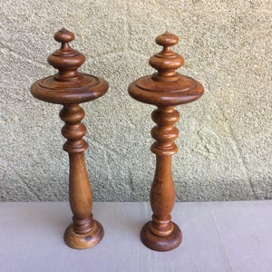 Paar hohe Pfosten Finials, antikes architektonisches geborgenes Holz