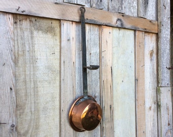 Grote koperen pollepel met geïntegreerde standaard, Frans antiek professioneel keukengereedschap