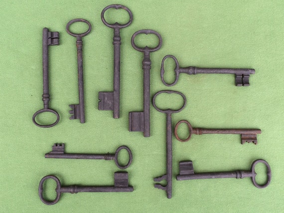 Lotto di chiavi antiche, chiavi ornamentali da collezione, trovate e  fustigate -  Italia