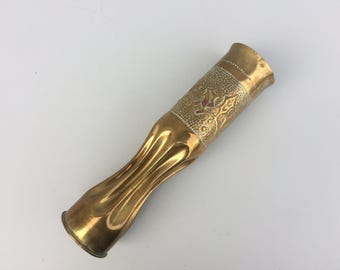 Vase Trench Art, boîtier en laiton antique remodelé et décoré de la Première Guerre mondiale
