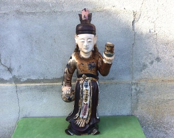 Grande statue de Bouddha antique, ornement de temple bouddhiste d'Extrême-Orient