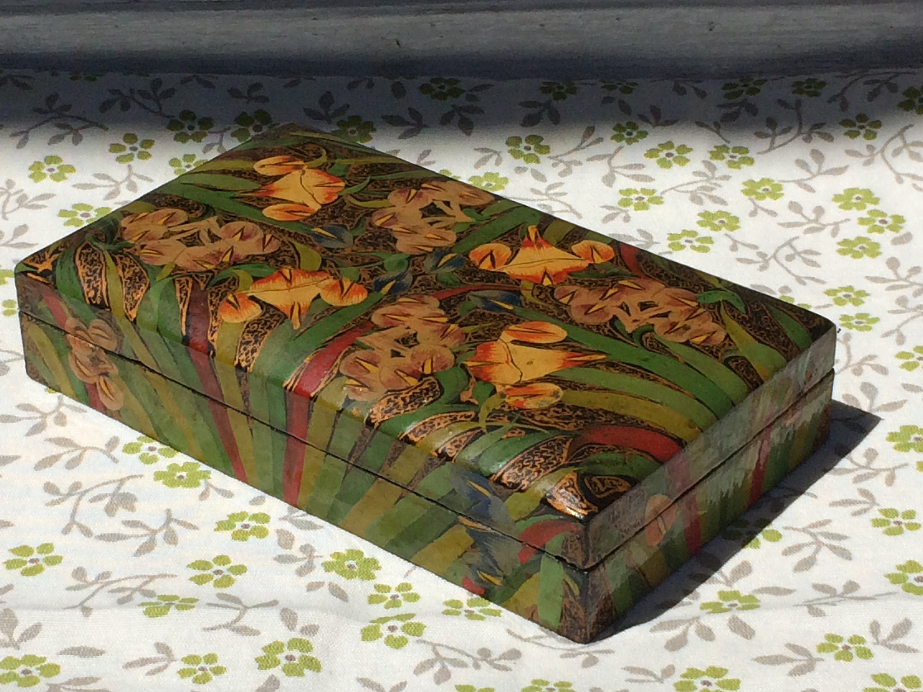 Boîte à Bibelots en Bois Vintage ou Boîte Bijoux Peinte, Trouvée et Fouettée