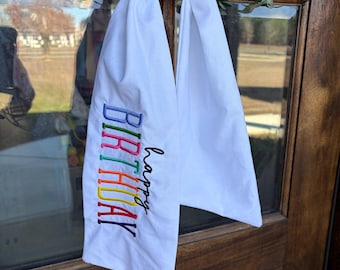 Faja de corona bordada de feliz cumpleaños