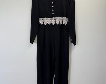 Retro jaren 90 Molly Malloy Petite zwarte jumpsuit met parelwitte knopen en kant Medium Large