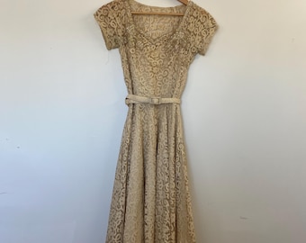 Vintage 50er Jahre Handmade verzierte Gürtel Blumen-Spitze-Creme Hochzeitskleid Fit & Flare Extra Small