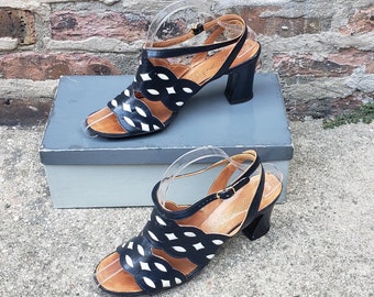 Vintage George Sanz sandalen uit de jaren 60 met geometrisch design, blokhak en bandjes, wit en zwart leer, damesmaat US 7.5