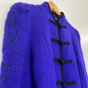 Retro 80er Jahre Royal Violet Blau Witchy 100% Wolle Bestickte Blazer-Jacke Artisan Wear Große Schultern Kleine