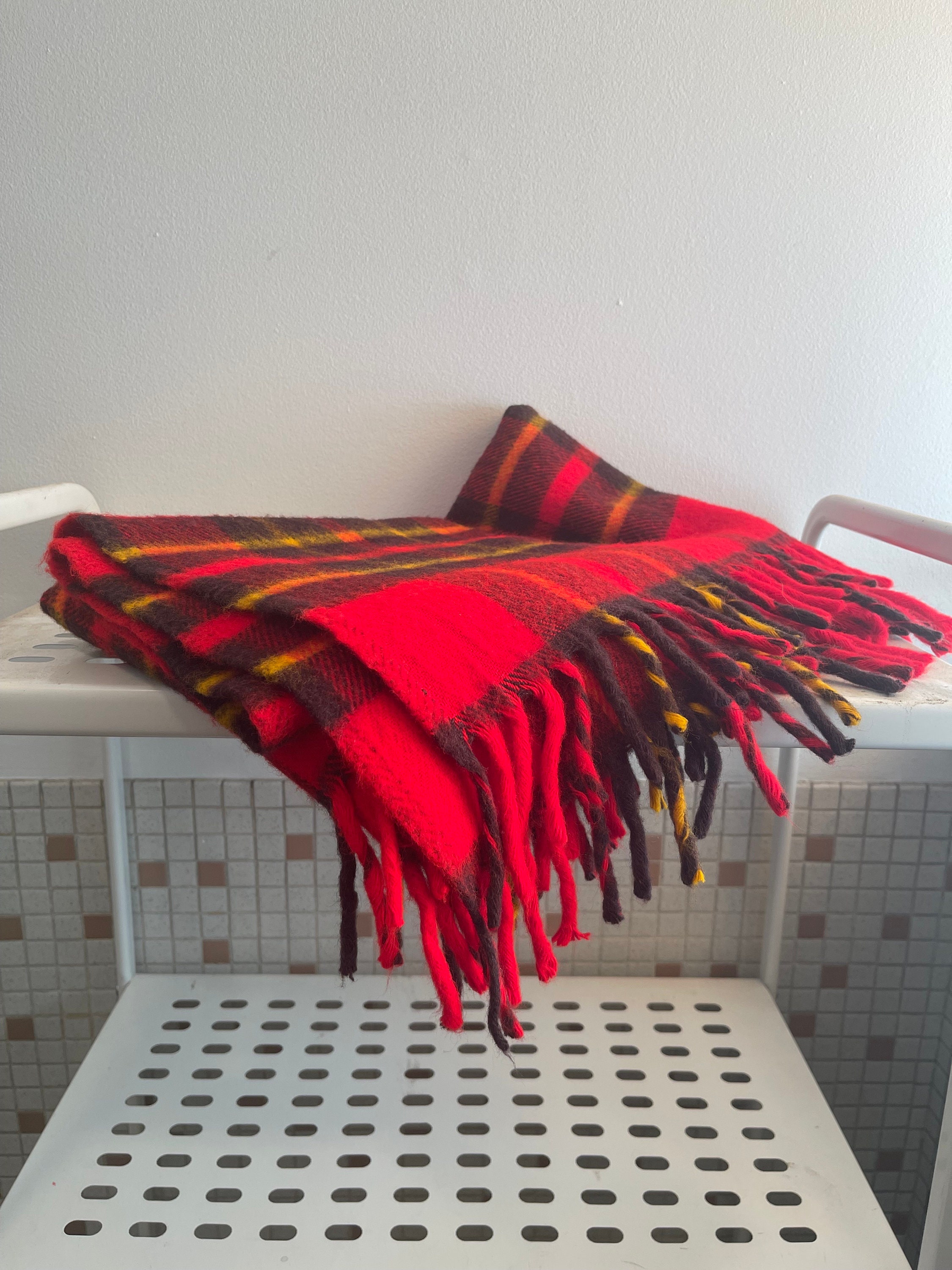 Bright red throw blanket hotsell