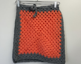 Handgemaakte gehaakte oma vierkante grijze perzikroze minirok medium
